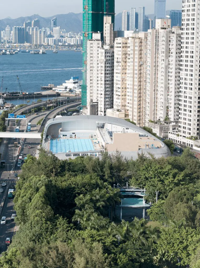 Una piscina futurista que se convirtió en una obra arquitectónica en medio de una ciudad Una piscina futurista que se convirtió en una obra arquitectónica en medio de una ciudad