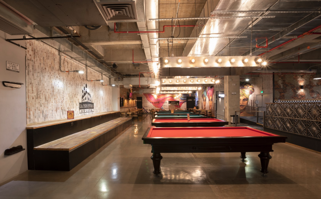 Moñona: la bolera en medellín destacada gracias a su diseño arquitectónico