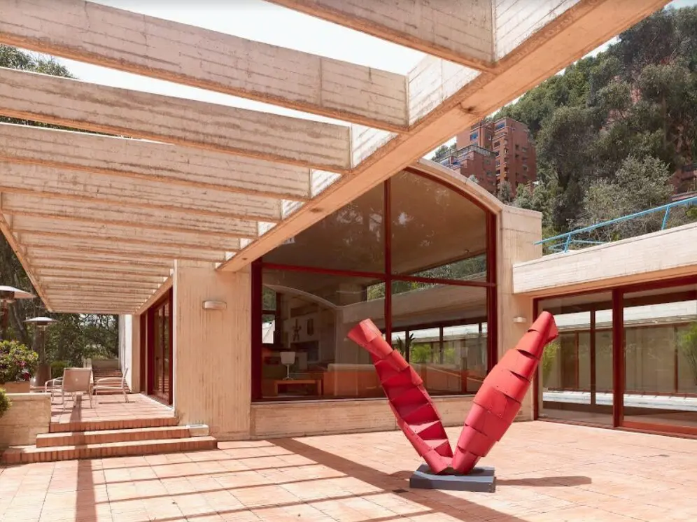 Una casa galería bogotana con la arquitectura de rogelio salmona