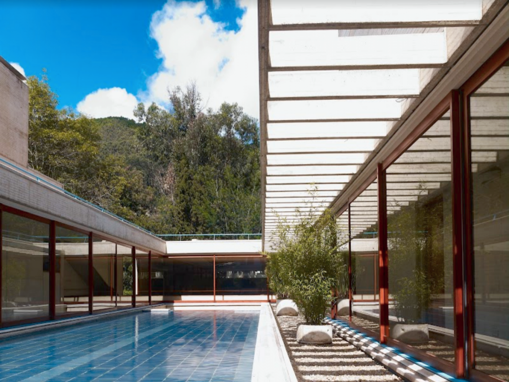 Una casa galería bogotana con la arquitectura de rogelio salmona