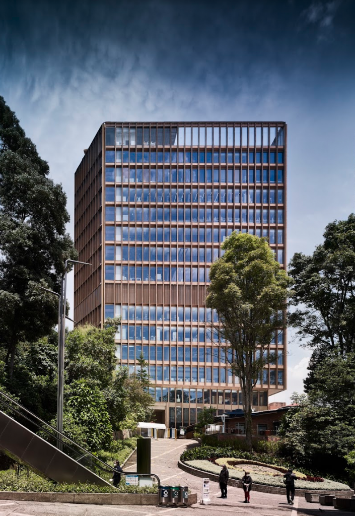El nuevo edificio de la pontificia universidad javeriana que ganó el premio en la cartegoría best tall building americas  ctbuh 2023 otorgado por tall buildings and urban habitat.
