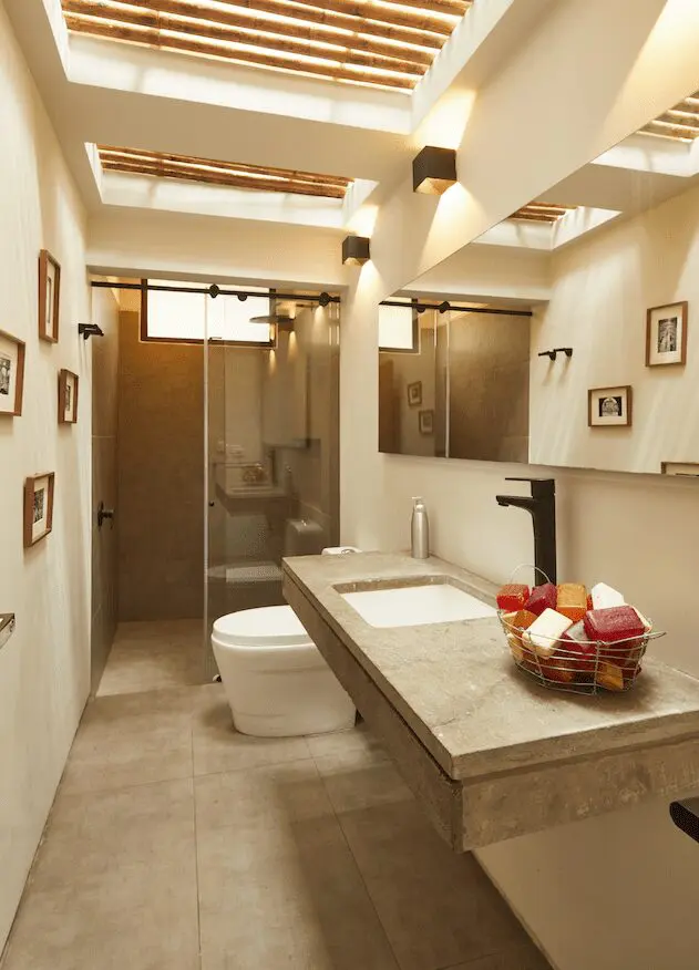 La cocina es la protagonista de esta elegante casa en manizales Baño de esta casa en manizales.