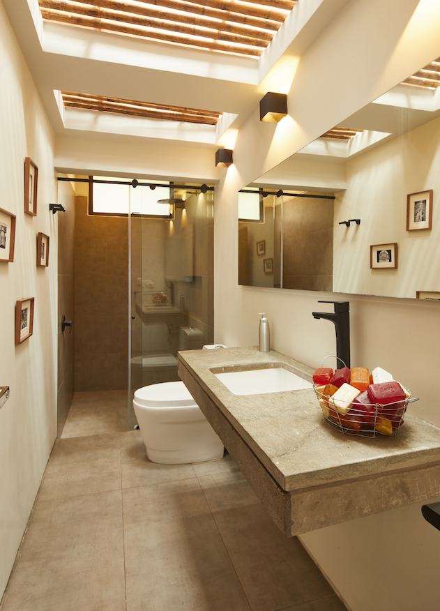 La cocina es la protagonista de esta elegante casa en manizales Baño de esta casa en manizales.