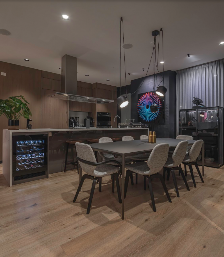 Un apartamento al norte de bogotá en el que la luz y los objetos son protagonistas