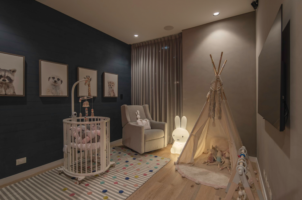 Un apartamento al norte de bogotá en el que la luz y los objetos son protagonistas