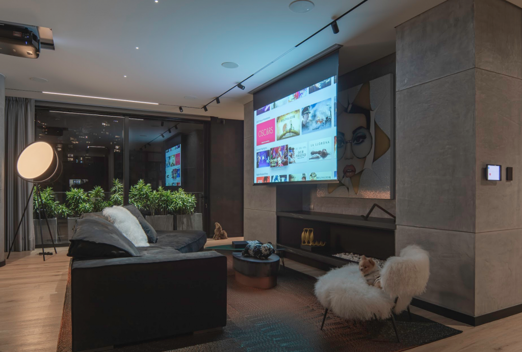 Un apartamento al norte de bogotá en el que la luz y los objetos son protagonistas