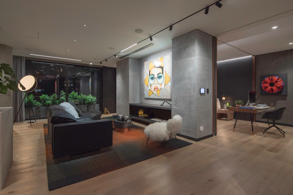 Un apartamento al norte de bogotá en el que la luz y los objetos son protagonistas