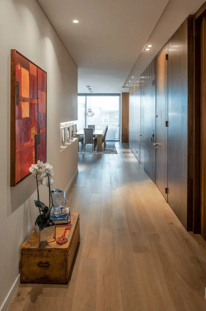 Un apartamento en el barrio la cabrera en bogotá que le rinde homenaje a la calidez y la sobriedad