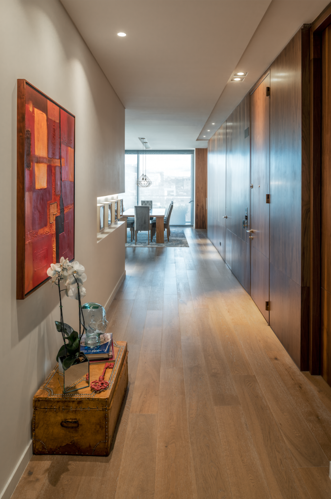 Un apartamento en el barrio la cabrera en bogotá que le rinde homenaje a la calidez y la sobriedad