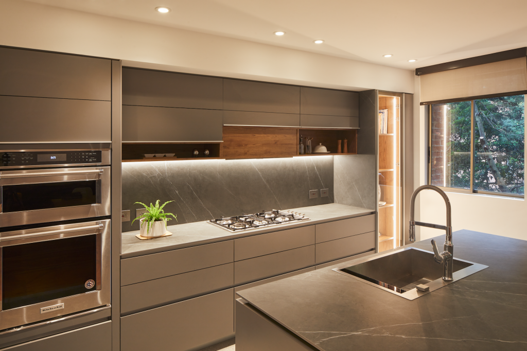 Un apartamento al norte de bogotá rodeado de árboles y de diseño contemporáneo