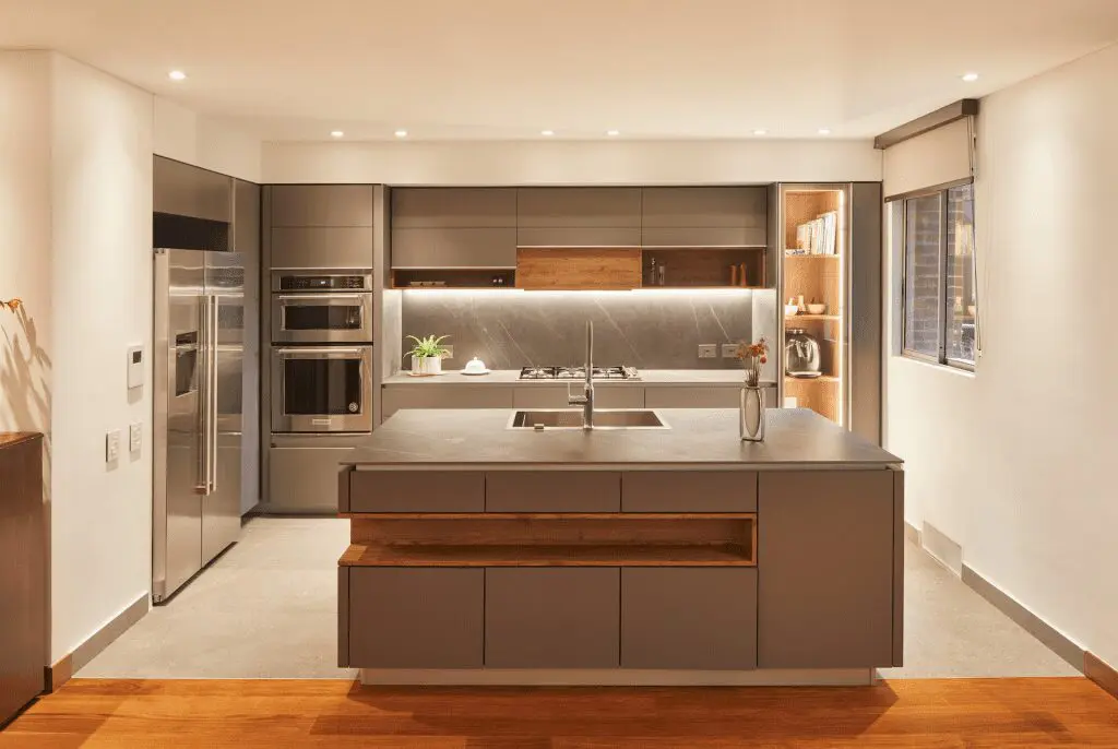 Un apartamento al norte de bogotá rodeado de árboles y de diseño contemporáneo