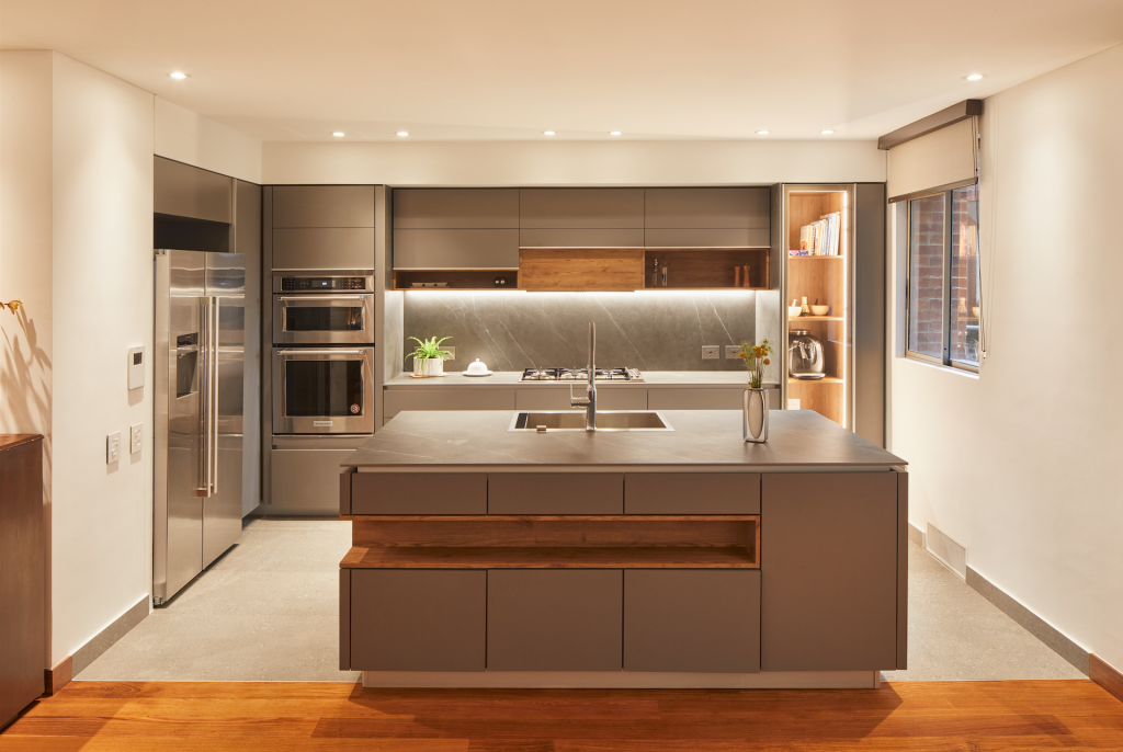 Un apartamento al norte de bogotá rodeado de árboles y de diseño contemporáneo