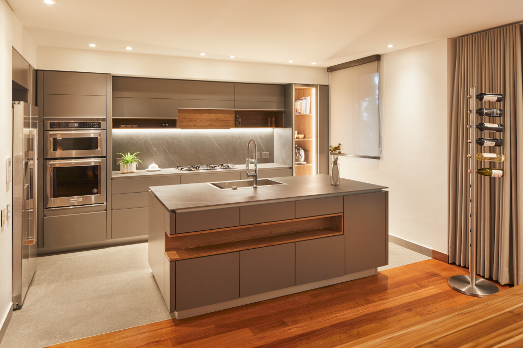 Un apartamento al norte de bogotá rodeado de árboles y de diseño contemporáneo