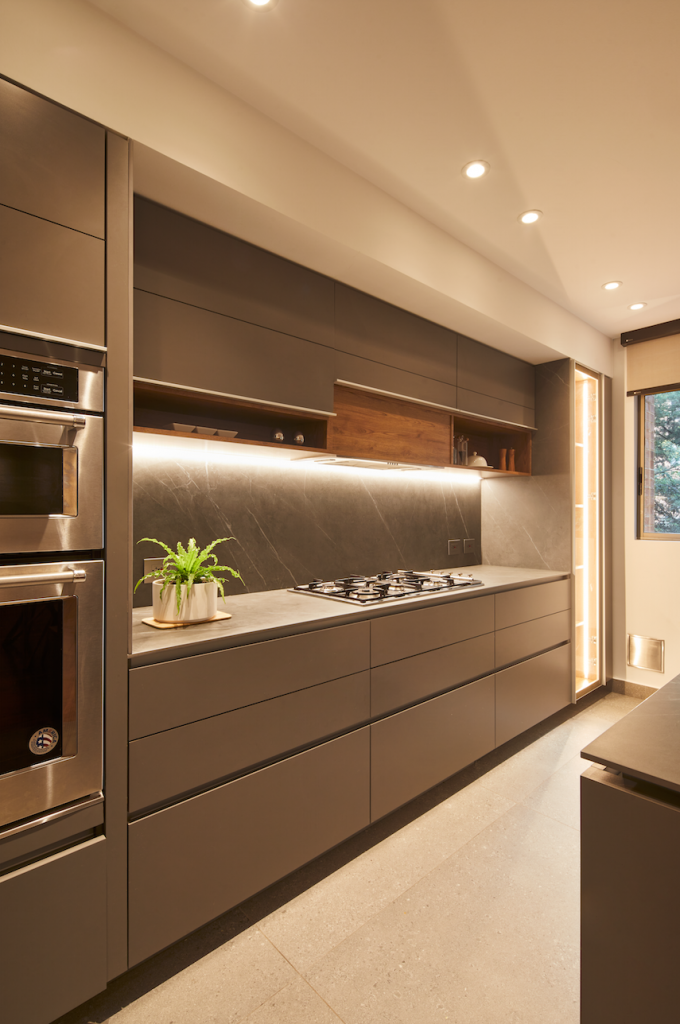 Un apartamento al norte de bogotá rodeado de árboles y de diseño contemporáneo