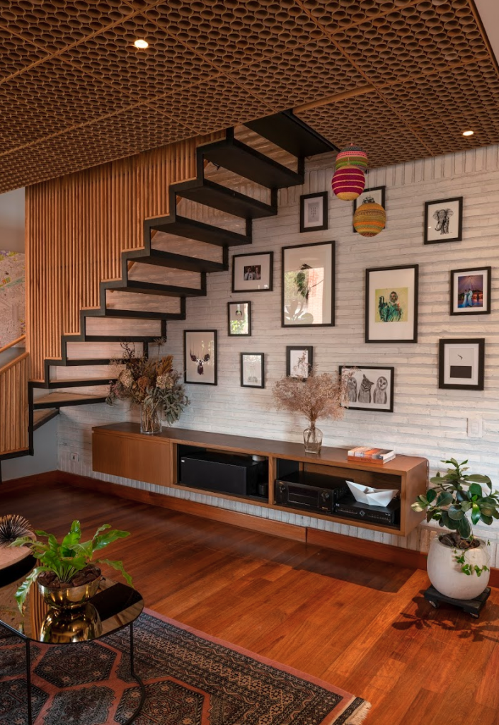 Un cálido apartamento bogotano en el que predominan la madera y la vegetación