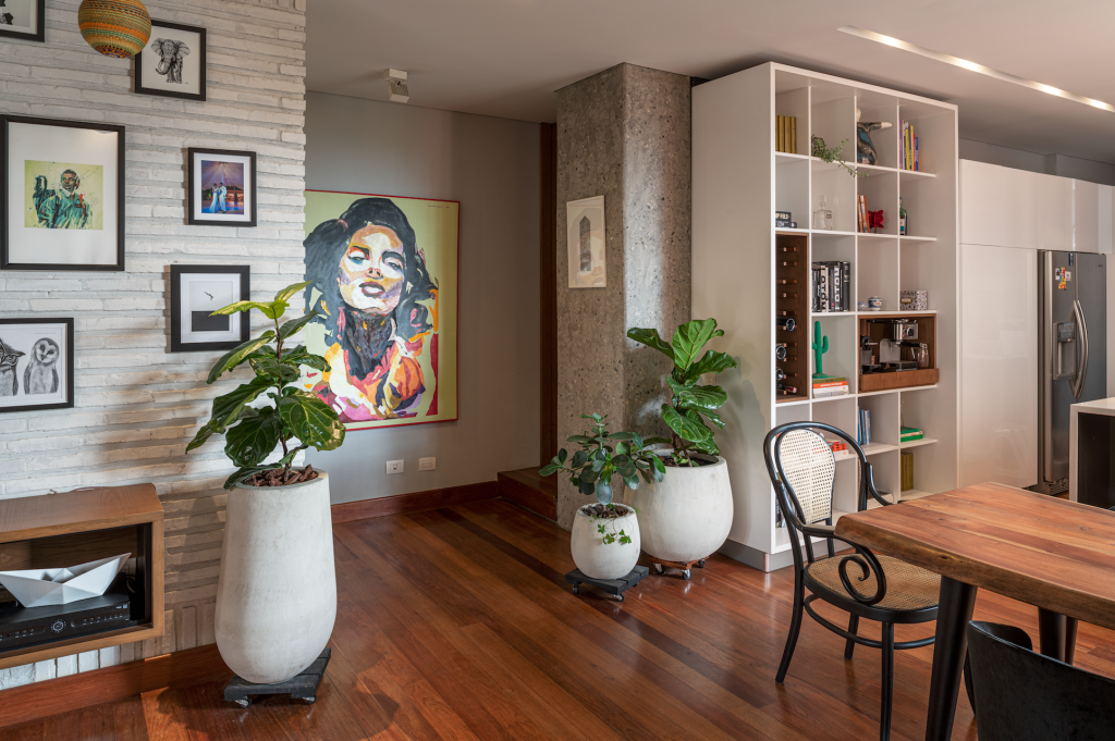Un cálido apartamento bogotano en el que predominan la madera y la vegetación