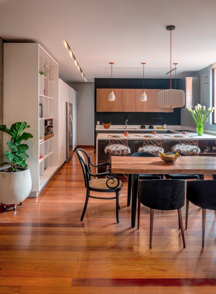 Un cálido apartamento bogotano en el que predominan la madera y la vegetación