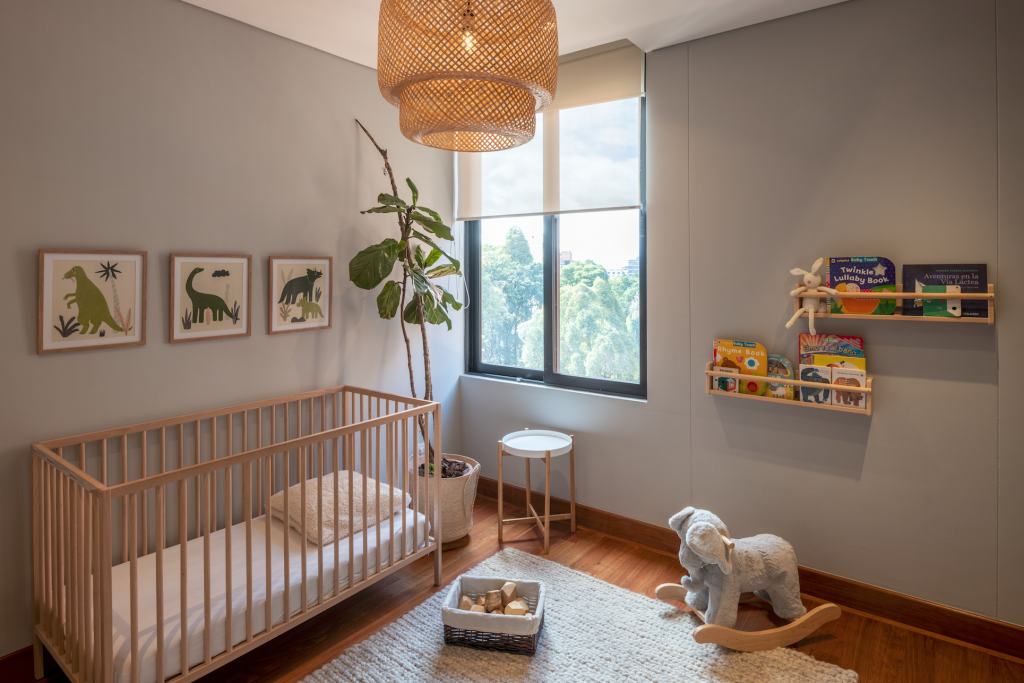 Un cálido apartamento bogotano en el que predominan la madera y la vegetación