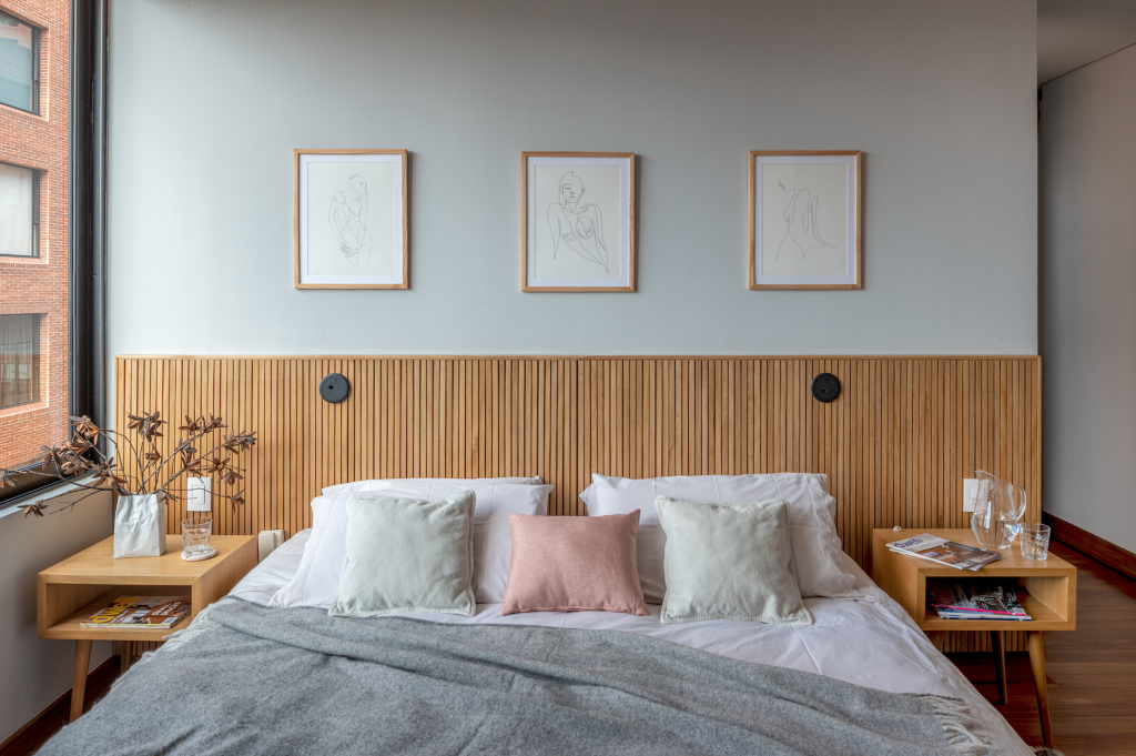 Un cálido apartamento bogotano en el que predominan la madera y la vegetación