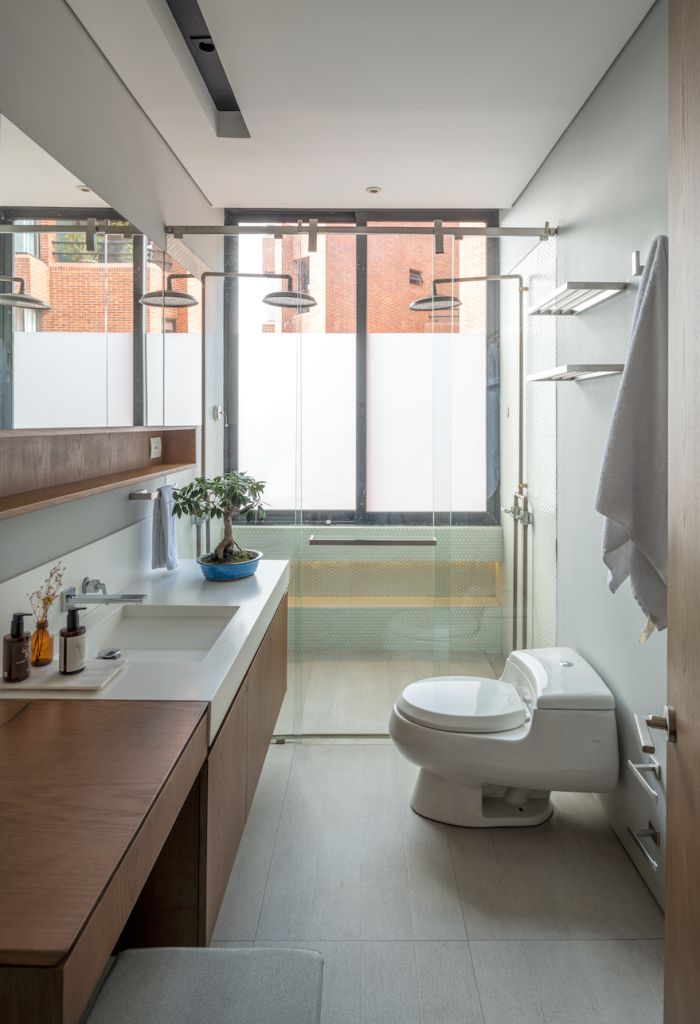 Un cálido apartamento bogotano en el que predominan la madera y la vegetación