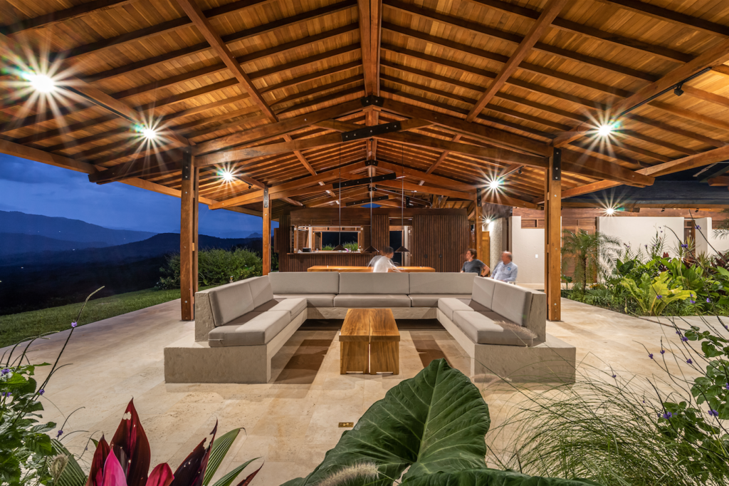 Una casa clásica antioqueña cerca de puente iglesias junto al río cauca