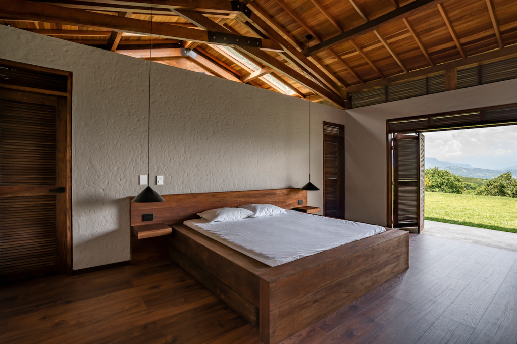 Una casa clásica antioqueña cerca de puente iglesias junto al río cauca