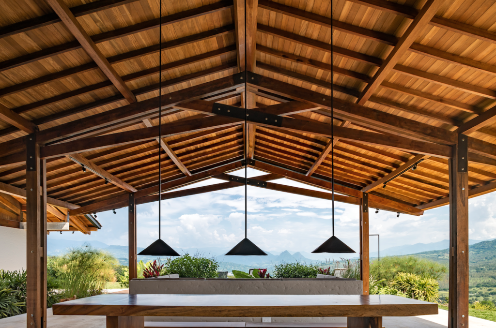 Una casa clásica antioqueña cerca de puente iglesias junto al río cauca