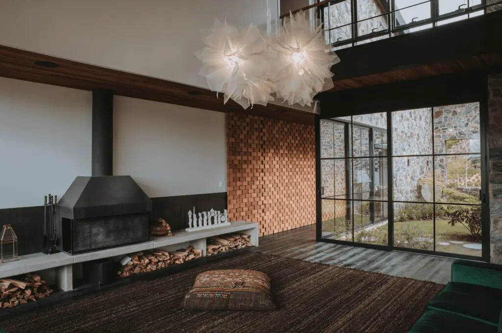 Una casa a las afueras de medellín que diseñada para disfrutar de la vista y la neblina del amanecer