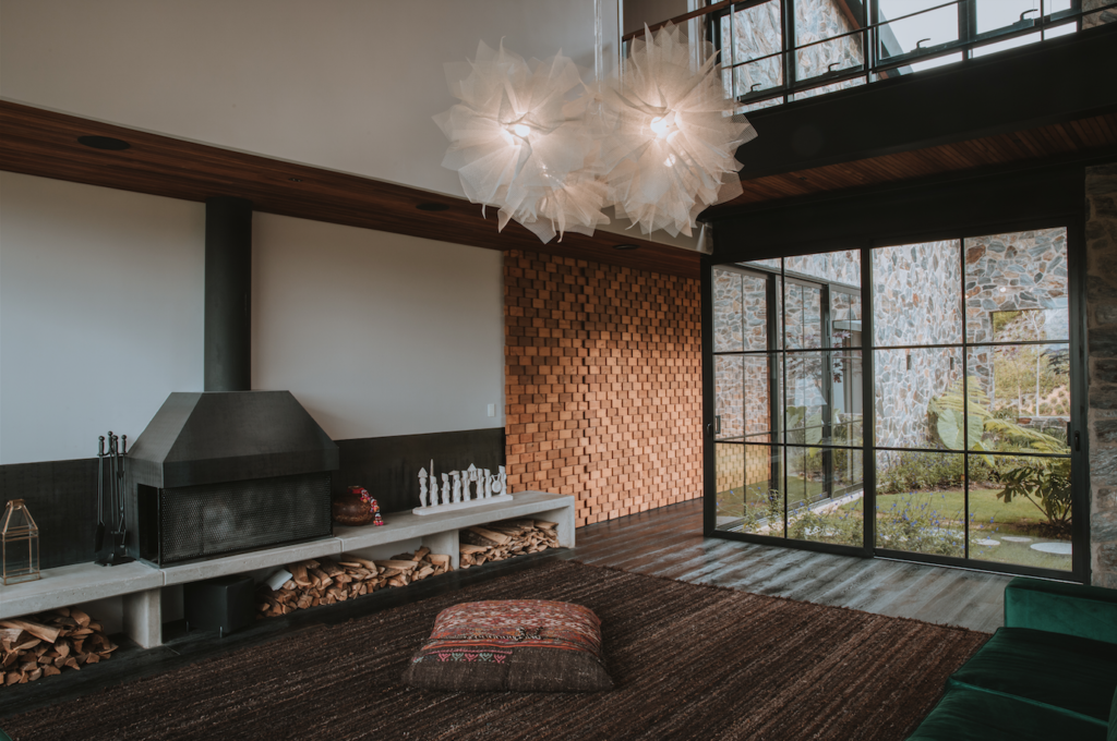 Una casa a las afueras de medellín que diseñada para disfrutar de la vista y la neblina del amanecer