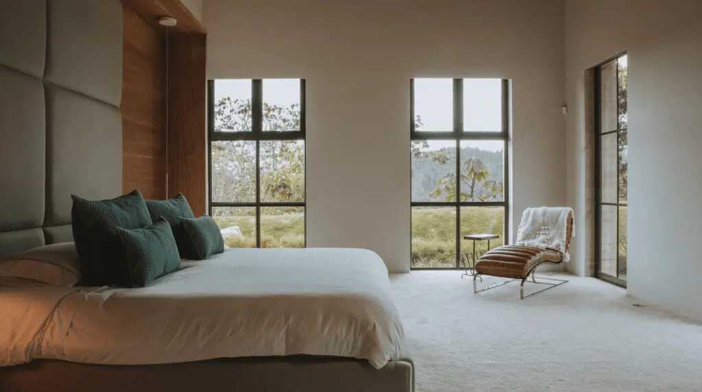 Una casa a las afueras de medellín que diseñada para disfrutar de la vista y la neblina del amanecer