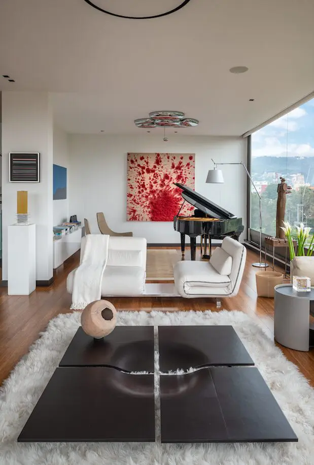 Un cálido apartamento bogotano con grandes ventanales que inundan de luz natural el interior Un cálido apartamento bogotano con grandes ventanales que inundan de luz natural el interior