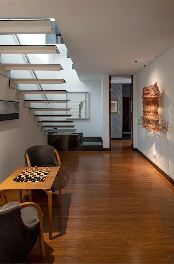 Un cálido apartamento bogotano con grandes ventanales que inundan de luz natural el interior Un cálido apartamento bogotano con grandes ventanales que inundan de luz natural el interior