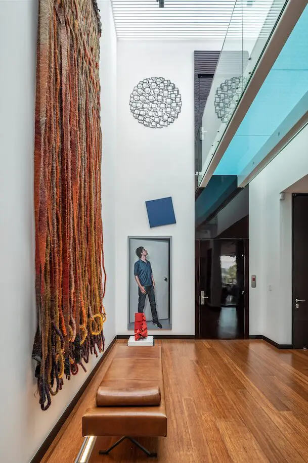 Un cálido apartamento bogotano con grandes ventanales que inundan de luz natural el interior Un cálido apartamento bogotano con grandes ventanales que inundan de luz natural el interior