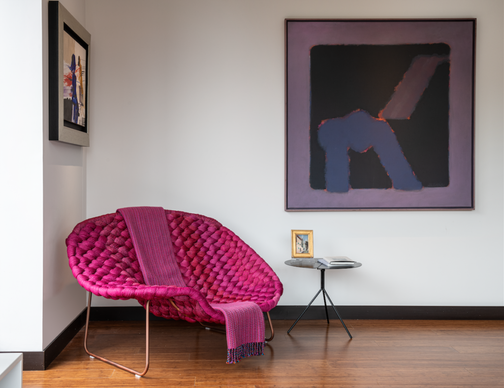 Un cálido apartamento bogotano con grandes ventanales que inundan de luz natural el interior Un cálido apartamento bogotano con grandes ventanales que inundan de luz natural el interior