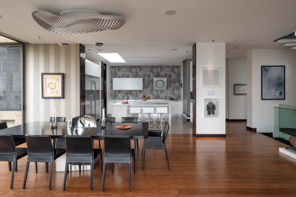 Un cálido apartamento bogotano con grandes ventanales que inundan de luz natural el interior Un cálido apartamento bogotano con grandes ventanales que inundan de luz natural el interior