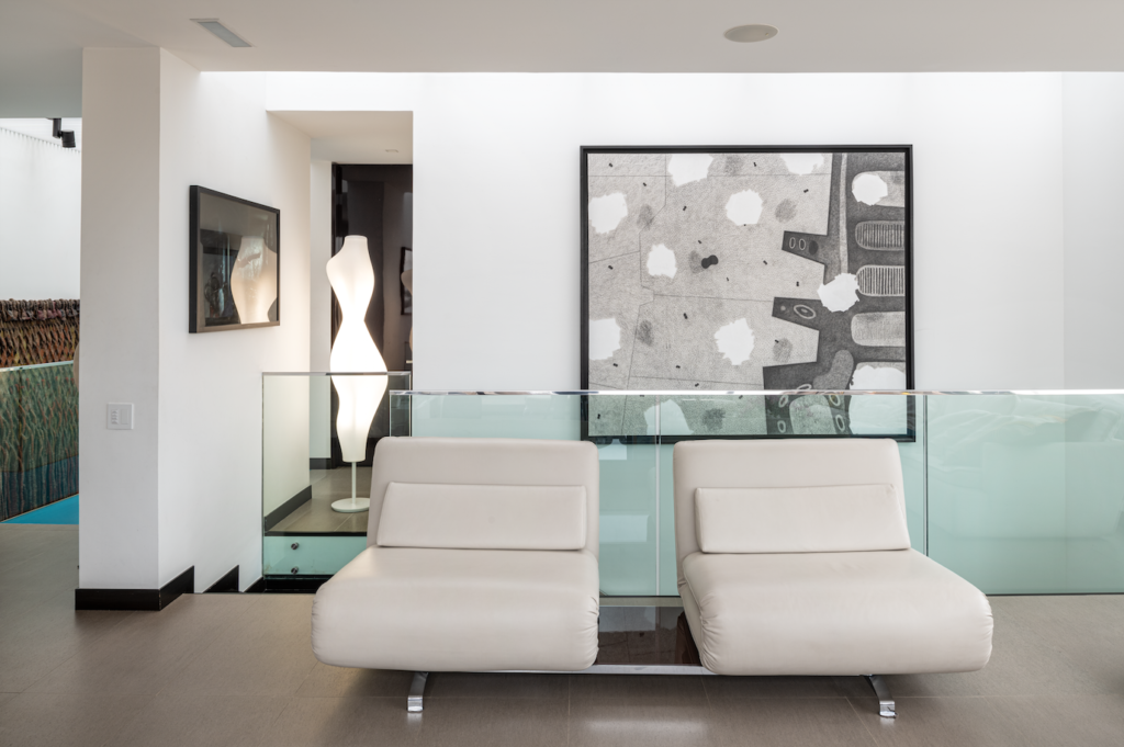 Un cálido apartamento bogotano con grandes ventanales que inundan de luz natural el interior Un cálido apartamento bogotano con grandes ventanales que inundan de luz natural el interior