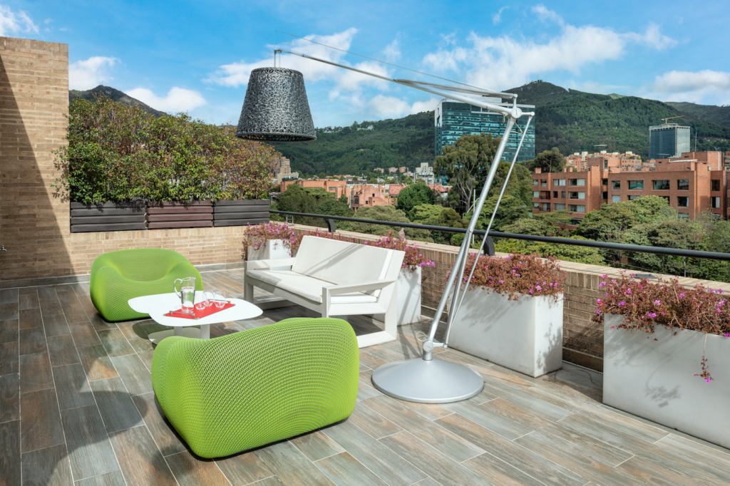 Un cálido apartamento bogotano con grandes ventanales que inundan de luz natural el interior Un cálido apartamento bogotano con grandes ventanales que inundan de luz natural el interior