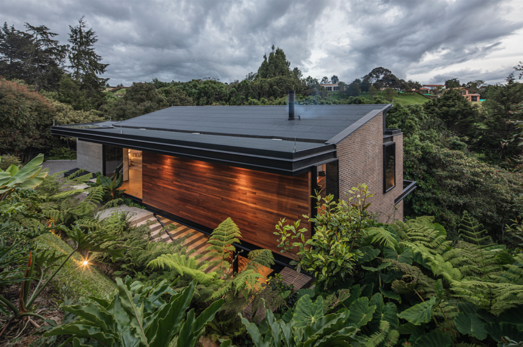 Una sorprendente casa construida en una pendiente a las afueras de medellín