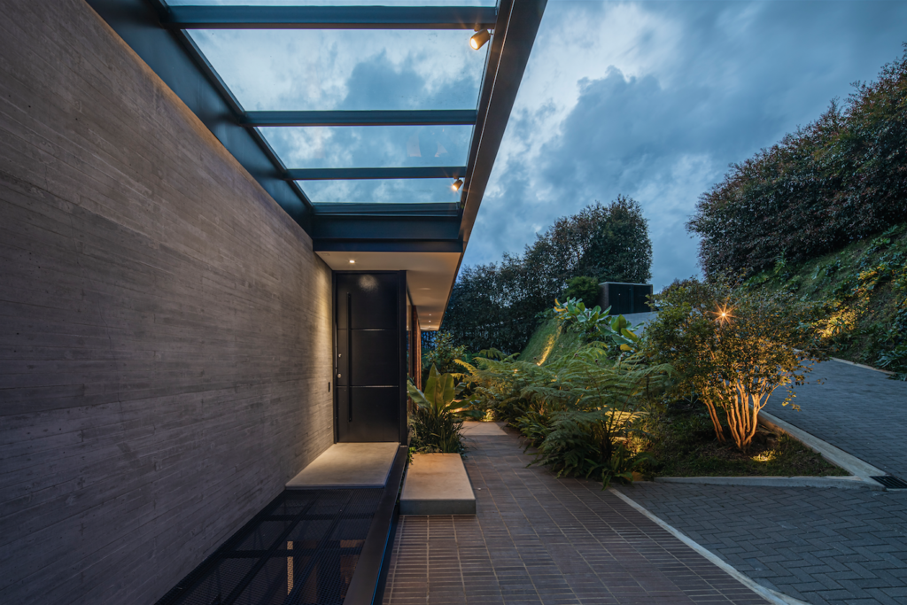 Una sorprendente casa construida en una pendiente a las afueras de medellín