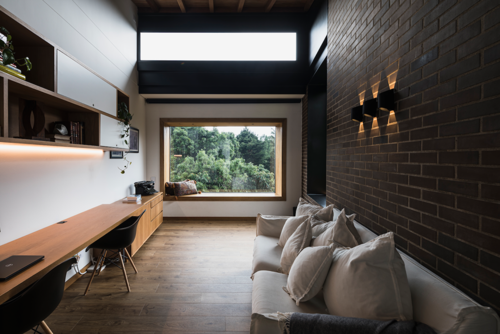 Una sorprendente casa construida en una pendiente a las afueras de medellín