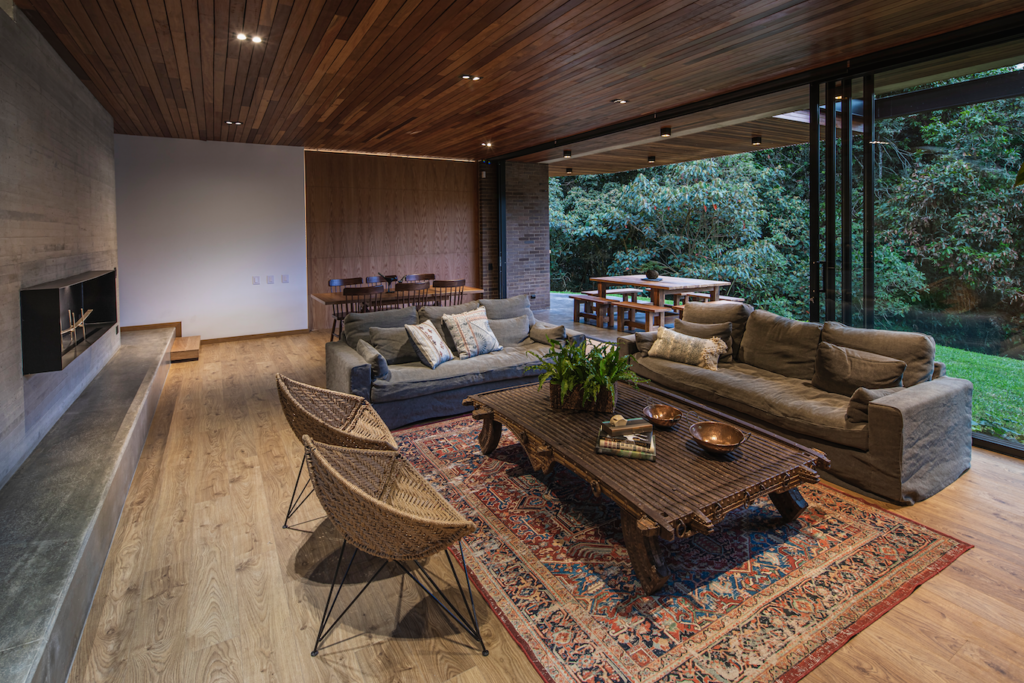 Una sorprendente casa construida en una pendiente a las afueras de medellín