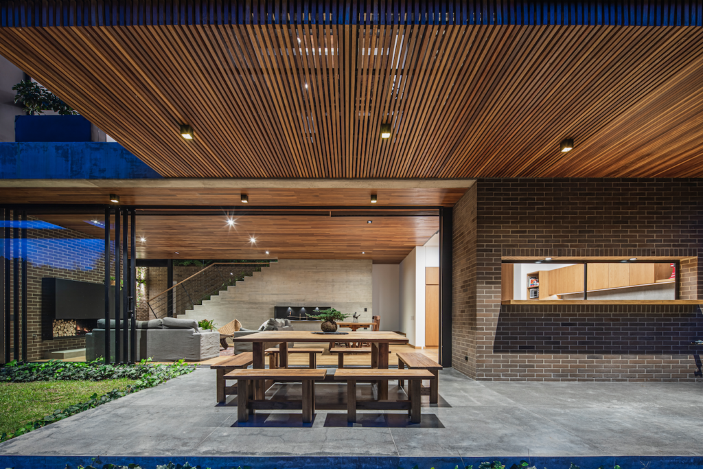 Una sorprendente casa construida en una pendiente a las afueras de medellín