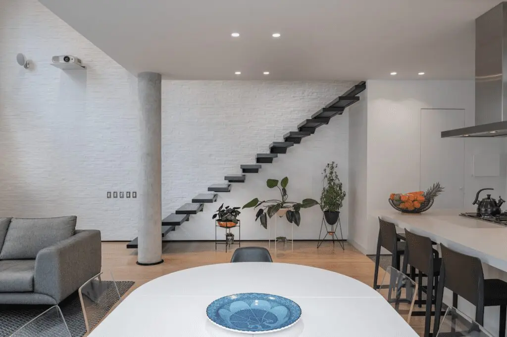 La transformación de un apartamento bogotano de materiales cálidos y colores neutros