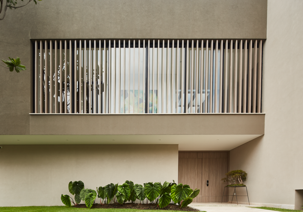 Una casa en cali que se mimetiza con el paisaje tropical y donde los colores neutros aportan elegancia