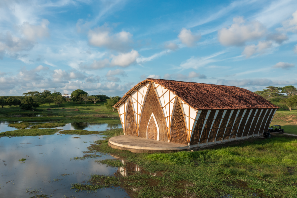 La catedral de nuestra señora de la pobreza diseñada por el arquitecto simón vélez