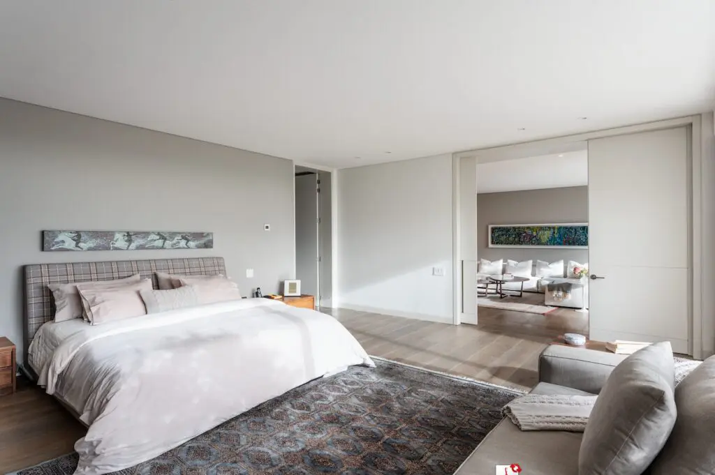 Menos muros, más espacio: la remodelación de un apartamento al norte de bogotá