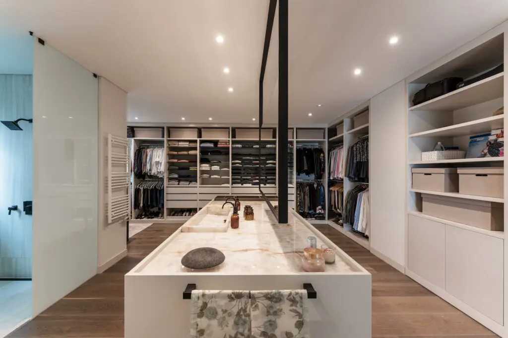 Menos muros, más espacio: la remodelación de un apartamento al norte de bogotá