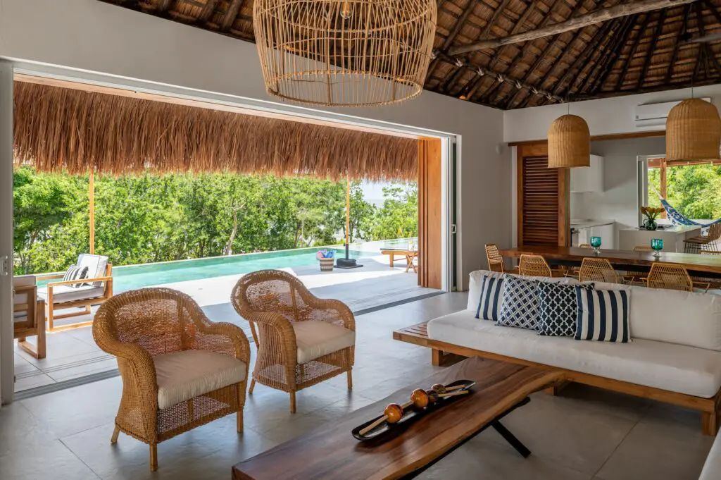 Una casa en barú, bolivar diseñada para resaltar el clima y el paisaje de la región