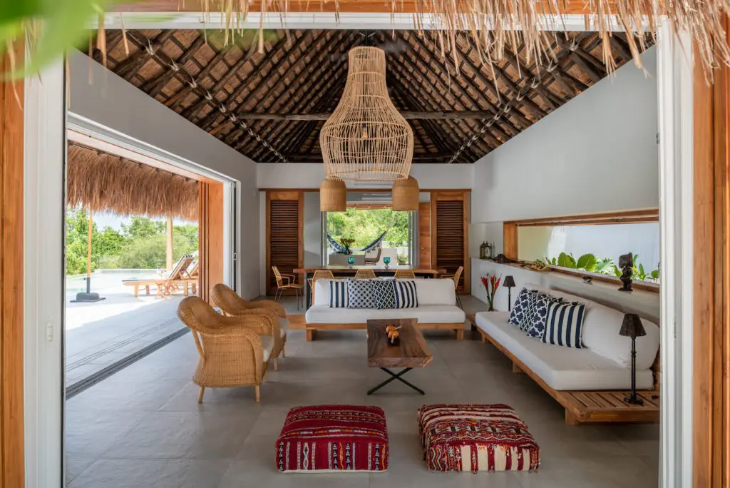 Una casa en barú, bolivar diseñada para resaltar el clima y el paisaje de la región