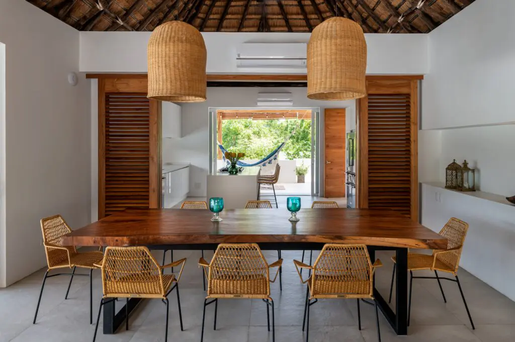 Una casa en barú, bolivar diseñada para resaltar el clima y el paisaje de la región